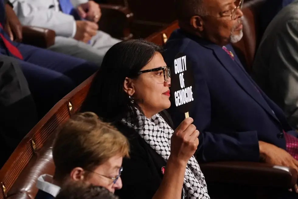 La congresista demócrata de origen palestino Rashida Tlaib sostiene un mensaje que califica al primer ministro de Israel, Benjamín Netanyahu, de "culpable de genocidio", mientras el líder habla ante el Congreso de EE.UU., este 24 de julio de 2024. EFE/Will Oliver