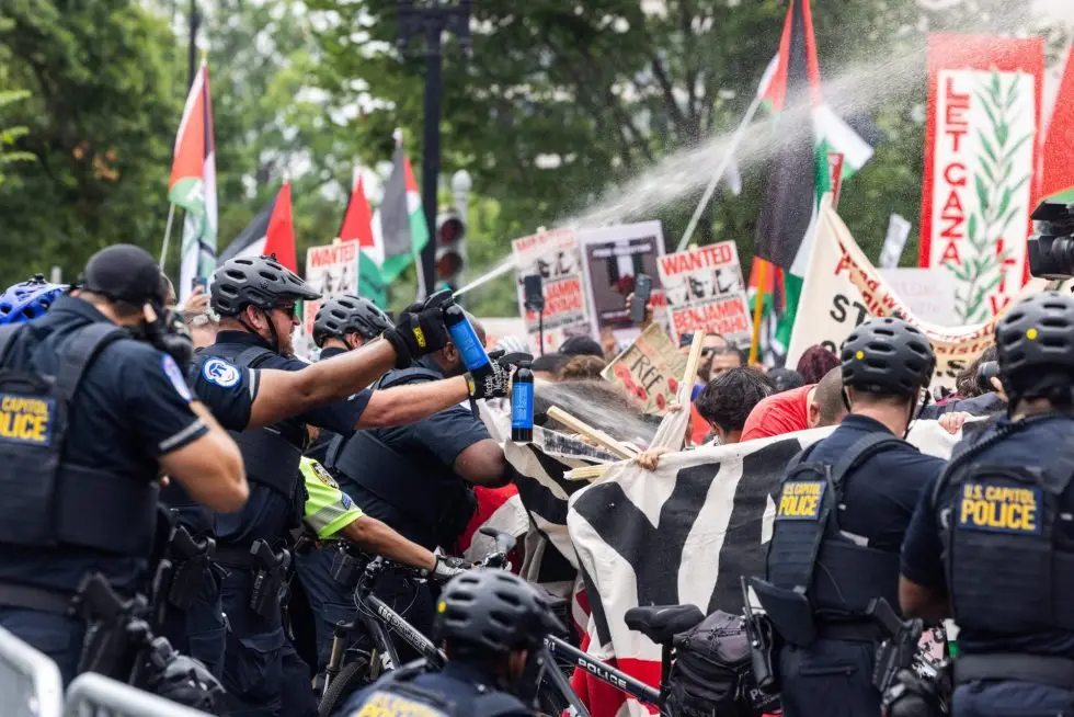 La Policía trata de contener una protesta en contra de la presencia del primer ministro de Israel, Benjamín Netanyahu, en el Congreso de EE.UU., este 24 de julio de 2024, en el Capitolio, en Washington. EFE/Jim Lo Scalzo